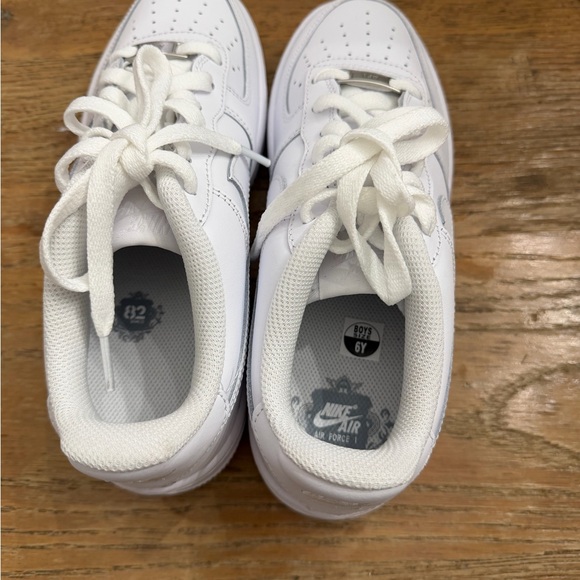 Nike Kids' White Air Force 1 Low Sneakers - Picture 5 of 7